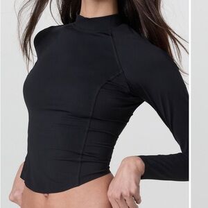 Vuori NEW Size M Crush Long Sleeve Crop Rash guard